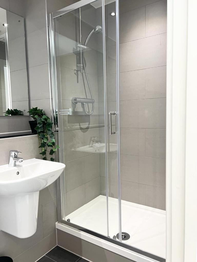 Luxury 2 Bed Apt With City View Манчестер Экстерьер фото